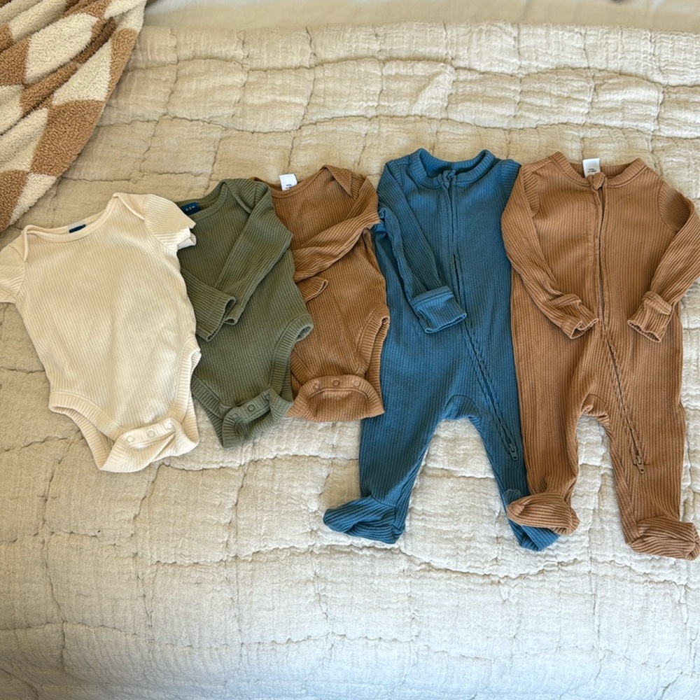 Old Navy 5 piece set of 0-3mon
